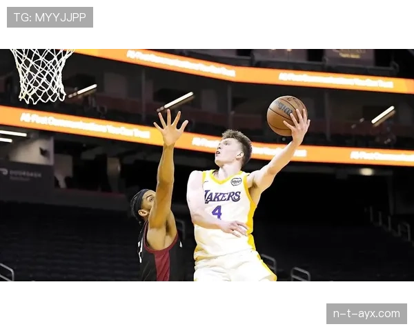 库兹马挡拆命中率提升显著助湖人拉开比赛差距